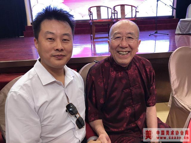 �����Ի۱������һ����Ա�������һ��