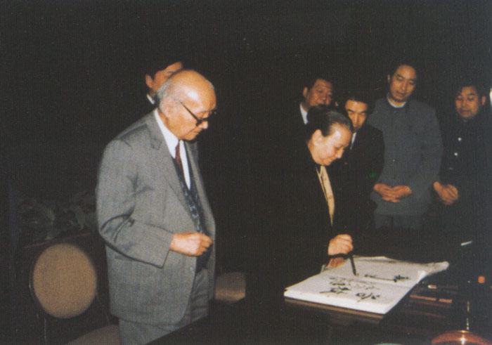 �����ڷ򸾲μ����־��������չ������